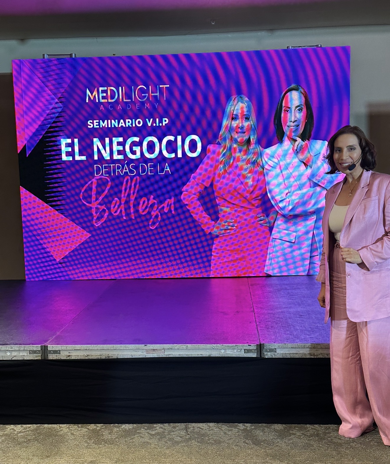 Niurka Gómez en el seminario El negocio detrás de la belleza de Medilight Academy
