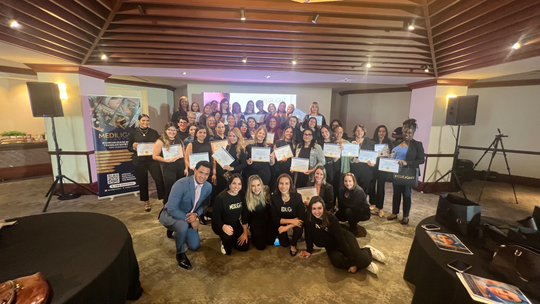 Grupo de participantes de Medilight Academy con sus certificados