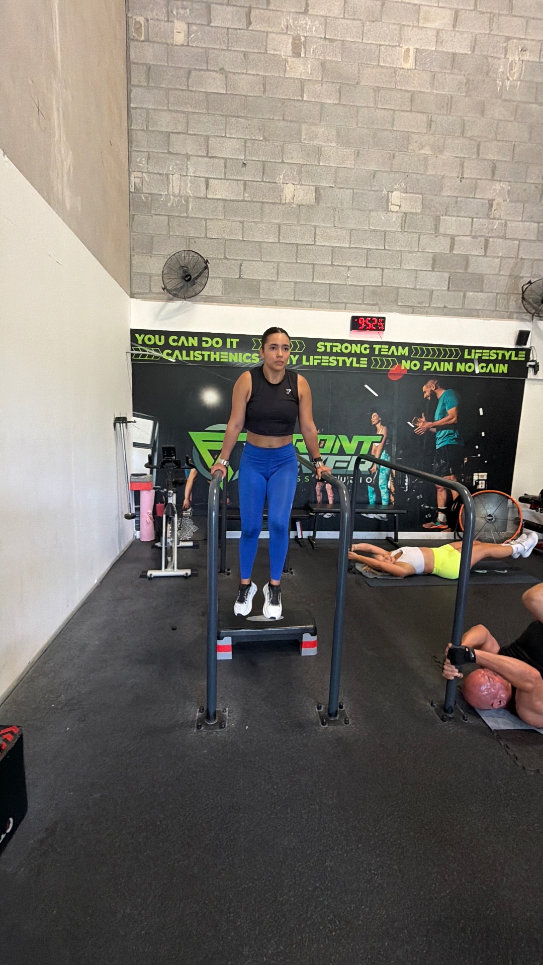 Clase de calistenia en las barras de Front Lever Studio