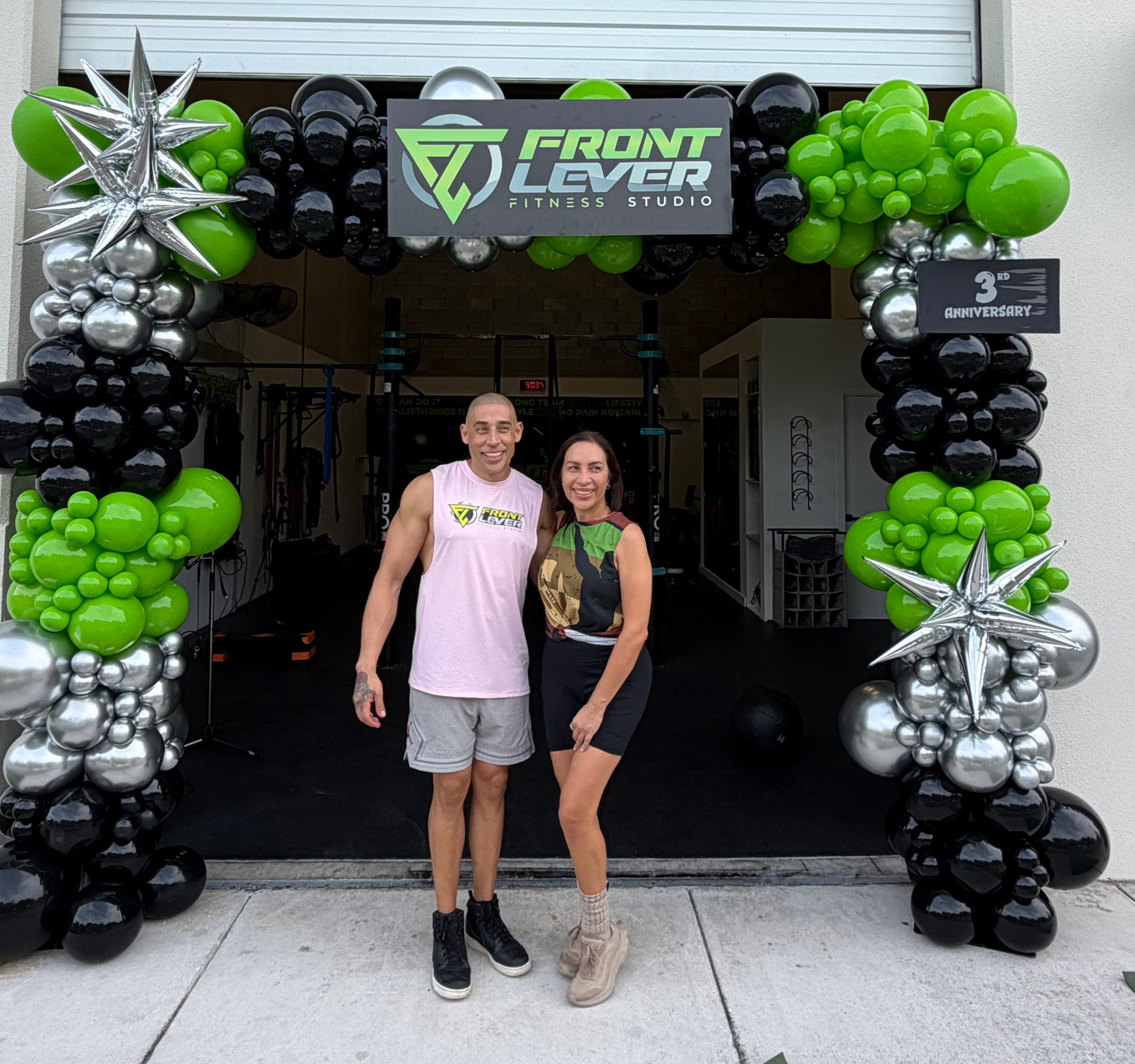 Niurka Gómez y Humberto Gómez en la entrada de Front Lever Studio en Miami