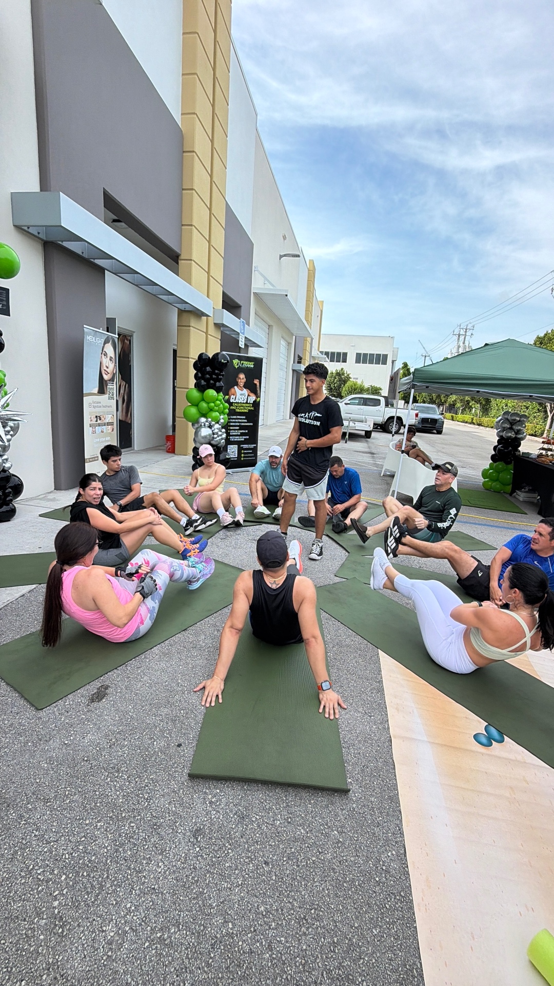 Actividad especial de comunidad frente a Front Lever Studio
