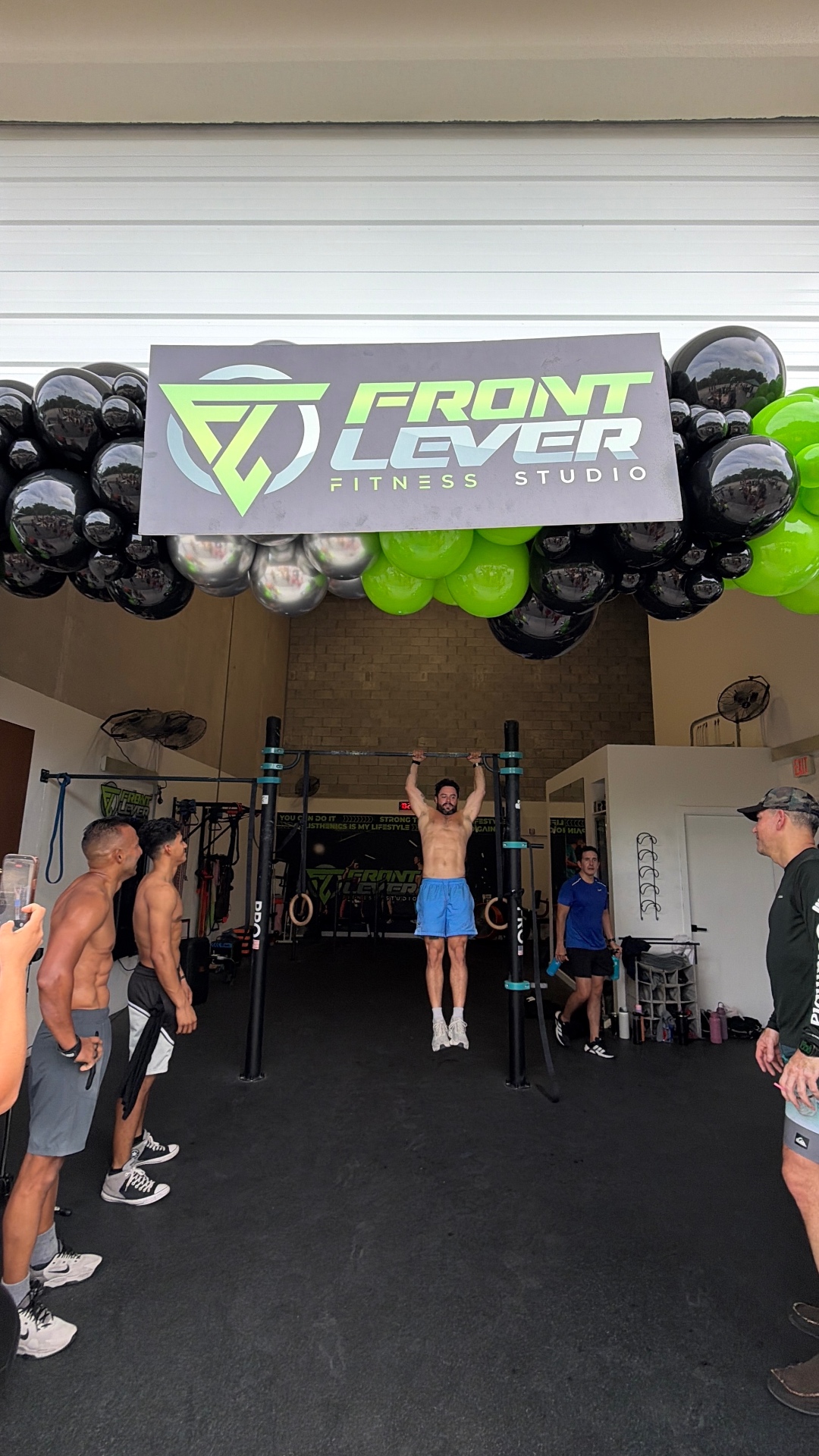 Aniversario de Front Lever Studio con la comunidad reunida en el estudio