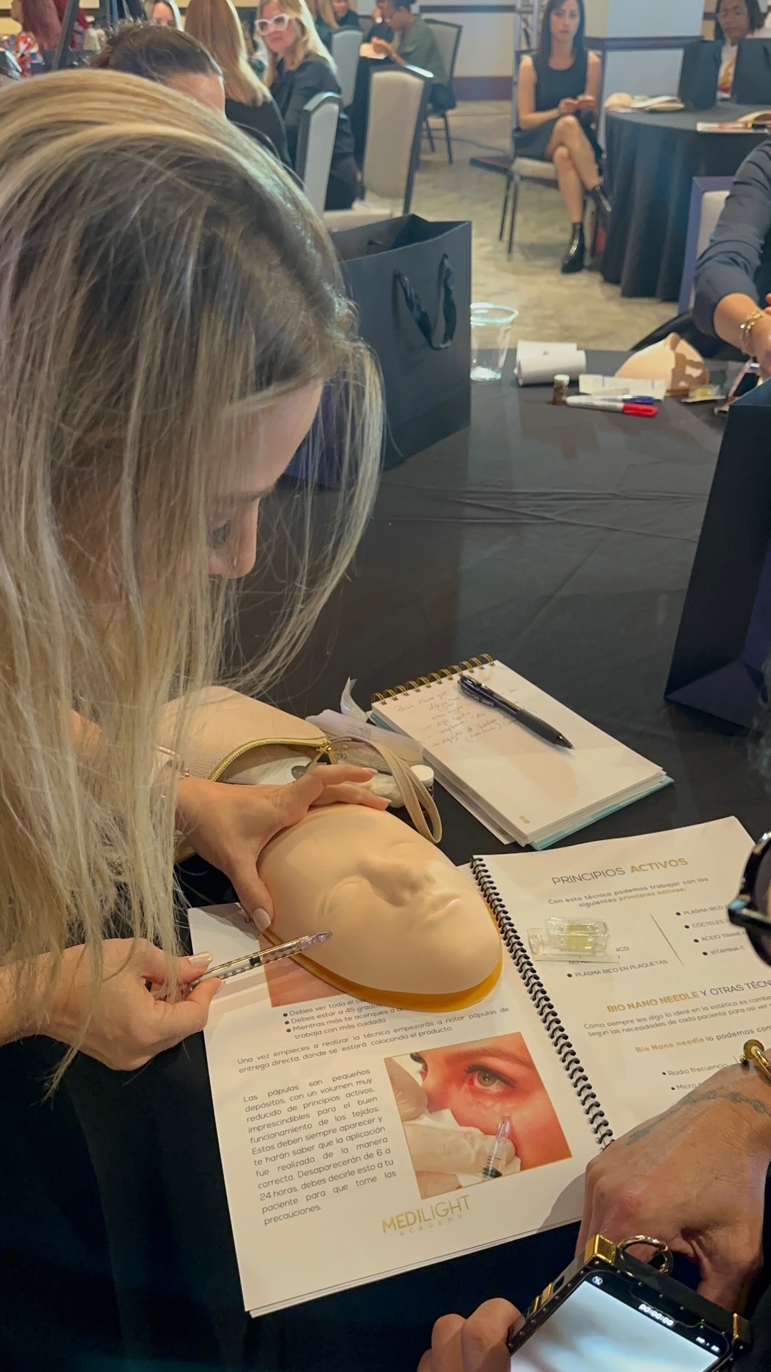 Práctica guiada con el manual técnico de Medilight Academy